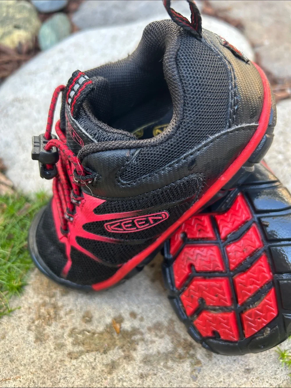 KEEN Toddler Boy’s Rugged Black & Red Low-Top Athletic/Trail Shoes, Size 9